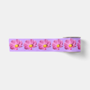 Levendige Roze Bloem Met Een Bij Op Een ZomerDag A Satijnen Lint