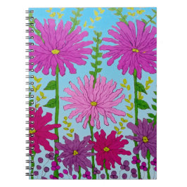 Levendige roze bloem tekening op blauw notitieboek