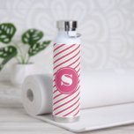 Levendige roze en groene strepen Monogram Waterfles<br><div class="desc">Deze gepersonaliseerde geïsoleerde fles is voorzien van uw monogram initiaal in wit omgeven door een levendige roze achtergrond met een roze, groen en wit snoeprietpatroon. Geweldig voor het houden van die zomerse drinken koud of voor het toevoegen van warm gevoel voor uw dierbaren in de koude maanden! Maakt een geweldig...</div>