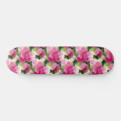 Levendige roze en witte impatiens Vloeiend Patroon Persoonlijk Skateboard (Horizontaal)