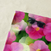 Levendige roze en witte impatiens Vloeiend Patroon Strandlaken (In situ)