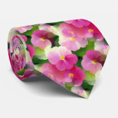 Levendige roze en witte impatiens Vloeiend Patroon Stropdas (Opgerold)