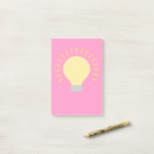 Levendige roze gele gloeilamp post-it® notes (Op bureau)