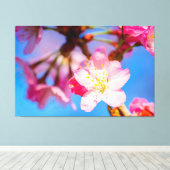 Levendige roze kersenbloesems en heldere blauwe lu canvas afdruk (Insitu (Houten vloer))