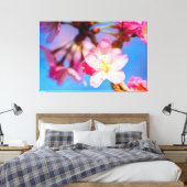 Levendige roze kersenbloesems en heldere blauwe lu canvas afdruk (Insitu (Slaapkamer))