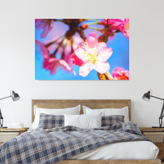 Levendige roze kersenbloesems en heldere blauwe lu canvas afdruk (Insitu (Slaapkamer))