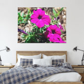 Levendige Roze Petunia's in Bloei Canvas Afdruk (Insitu (Slaapkamer))
