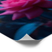 Levendige roze rozen in een maanverlichte regenach poster (Hoek)