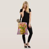 Levendige roze tulpen in gouden vaas tote bag (Op model)