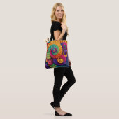 Levendige spiraal abstracte patronen tote bag (Op model)