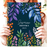 Levendige Tropische Bloemen Custom Naam Planner<br><div class="desc">Dit levendige ontwerp toont een weelderige tropische bloemige opstelling met kleurrijk gebladerte en bessen in tinten van paarse, oranje, groene en blauwe kleuren, tegen een diepzeeachtergrond. De gepersonaliseerde naam en het jaar voegen een stijlvol en uniek tintje toe, waardoor het ideaal is voor liefhebbers van natuur, studenten of professionals. Ideaal...</div>