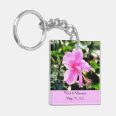 Levendige Tropische Roze Hibiscus Gepersonaliseerd Sleutelhanger (Voorkant Links)