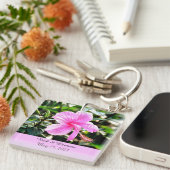 Levendige Tropische Roze Hibiscus Gepersonaliseerd Sleutelhanger (Voorkant Rechts)