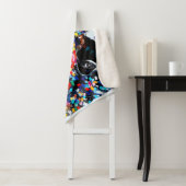 Levendige tropische vogelmuurkunst in expressionis sherpa deken (In situ)