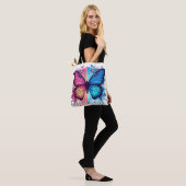 Levendige vlinderkunst: Verloopvleugels, bloemen Tote Bag (Op model)