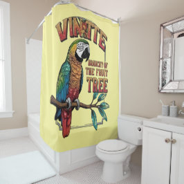 Levendige vlucht: Heldere papegaai op een weelderi Douchegordijn