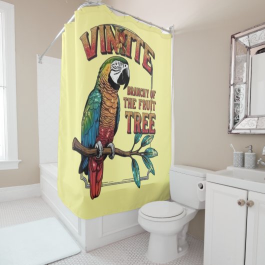 Levendige vlucht: Heldere papegaai op een weelderi Douchegordijn (In situ)