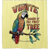 Levendige vlucht: Heldere papegaai op een weelderi Douchegordijn (Voorkant)