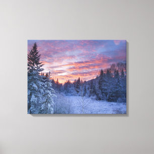 Levendige zonsondergang kleurt de lucht boven wint canvas afdruk