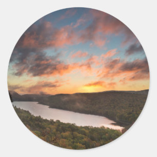 Levendige zonsopgang boven het meer van de wolken ronde sticker