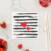 Levendige ZWARTE PenseelSTRIPES met 2 Rode harten Servetten (Insitu)