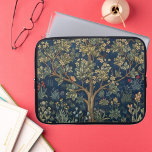 Levensboom Laptop Sleeve<br><div class="desc">Boom van het leven van William Morris. De "Boom van het Leven" is een van de bekendste werken van William Morris. Je kunt zijn aandacht gemakkelijk zien op detail in deze prachtige tapijt, waarvan de symbolische betekenis, volgens het Bijbelse verhaal van Adam en Eva, eeuwigdurend leven of onsterfelijkheid is. William...</div>