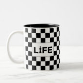 Levenstekst op zwarte en witte kaas tweekleurige koffiemok (Links)