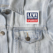 LEVI JOHNSTON VOOR MEERDERE WASILLA VIERKANTE BUTTON 5,1 CM (In situ)