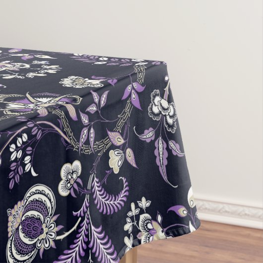 Lewis Day's "Oma" Antiek Bloemen Tafelkleed (Voorbeeld)