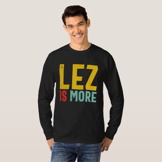 Lez Is More  Distressed LGBT Pride Lesbian T-shirt (Voorkant volledig)