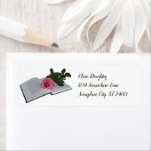 Lezen in het tuinboek met bloemen etiket (Insitu)