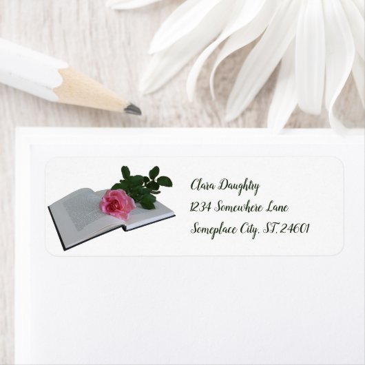 Lezen in het tuinboek met bloemen etiket (Insitu)