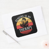 Lezen is mijn therapie Grappig boek Kip lezen Vierkante Sticker (Envelop)