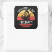 Lezen is mijn therapie Grappig boek Kip lezen Vierkante Sticker (Tas)