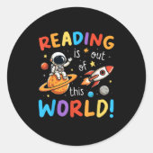 Lezen is uit deze wereld ronde sticker (Voorkant)