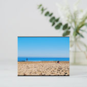 Lezen op het zandstrand briefkaart (Staand voorkant)