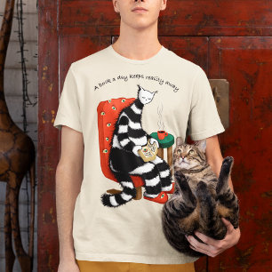 Lezende Kat - Een boek per dag houdt de realiteit  T-shirt
