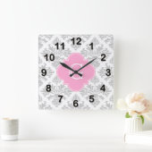 Lg Grijze Floral Damask #3 Roze monogram Etiket Vierkante Klok (Huis)