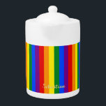 LGBT Gay Pride Rainbow Stripes Vlag Monogram LGBTQ Theepot<br><div class="desc">Prachtige, levendige LGBT gay pride-kleuren, kleurrijke geometrische strepen, aangepast, gepersonaliseerd, modern, cool, stijlvol, elegant faux goudscript / typografie / font, monogrammed, 100% wit porselein, afwasmachine veilig, microgolfveilig, theepot. Typ gewoon het type jouw naam / kinder naam / familienaam / bedrijfsnaam om aan te passen. Maak een geweldig cadeau voor verjaardag,...</div>