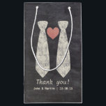 LGBT-koppeling van de Knot Faux Chalkboard Gay Wed Klein Cadeauzakje<br><div class="desc">Gay Wedding Gift Box die past bij ons schattige en moderne Tying van het Knot Chalkboard Gay Wedding Collectie. Deze eeuw hebben we al enkele cruciale momenten en veranderingen gezien die sommigen dachten dat we nooit zouden zien. De LGBT-huwelijkswetten verspreiden het wereldbol en de tijd is eindelijk voorbij. Tot slot...</div>