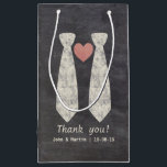 LGBT-koppeling van de Knot Faux Chalkboard Gay Wed Klein Cadeauzakje<br><div class="desc">Gay Wedding Gift Box die past bij ons schattige en moderne Tying van het Knot Chalkboard Gay Wedding Collectie. Deze eeuw hebben we al enkele cruciale momenten en veranderingen gezien die sommigen dachten dat we nooit zouden zien. De LGBT-huwelijkswetten verspreiden het wereldbol en de tijd is eindelijk voorbij. Tot slot...</div>