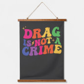 LGBT Pride DRAG IS GEEN CRIMINALITEITSSTEUN Hangend Wandkleed (Voorkant)