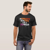 LGBT Pride Niemand weet dat ik lesbisch ben T-shirt (Voorkant volledig)