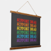 LGBT Pride Steun Drag Is Geen Misdaad Hangend Wandkleed (Gebogen)