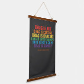 LGBT Pride Steun Drag Is Kunst Geen Misdaad Hangend Wandkleed (Gebogen)