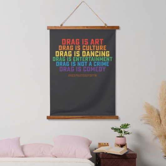LGBT Pride Steun Drag Is Kunst Geen Misdaad Hangend Wandkleed (Slaapkamer)
