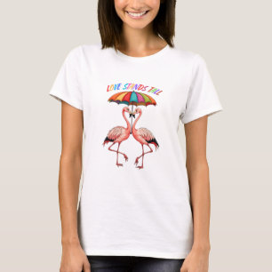 LGBTQ flamingo's staan sierlijk onder de regenboog T-shirt