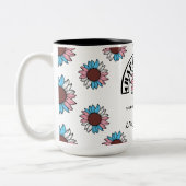 LGBTQ Happy Pride: Zonnebloem in transgenderkleure Tweekleurige Koffiemok (Links)