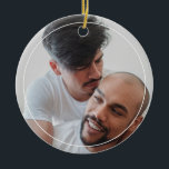 LGBTQ Mannelijke Couple Gay Olde Kerstfoto Keramisch Ornament<br><div class="desc">Dit gepersonaliseerde foto-ornament is het perfecte cadeau voor vrienden en familie.</div>