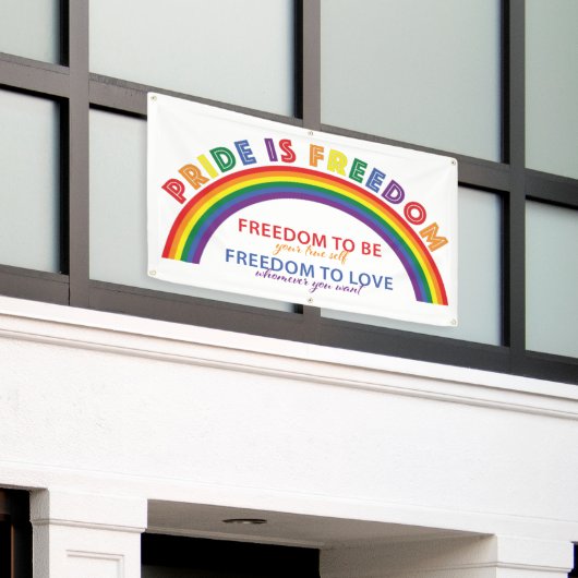 LGBTQ Pride is Freedom Rainbow White Achtergrond Spandoek (Buitenkant Gebouw)